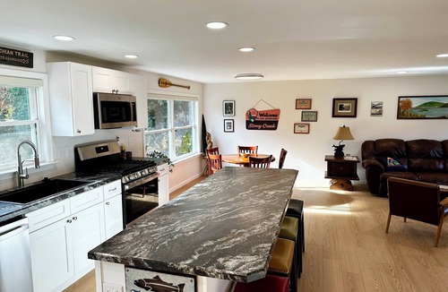Dauphin House | Charming 3-bedroom house on Stony Creek with Private Creek and Mountain View