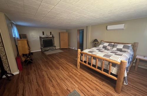 Rock Stream House | Charming 3-bedroom farmhouse in Rock Stream including vineyard and winery tour.