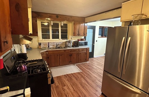 Rock Stream House | Charming 3-bedroom farmhouse in Rock Stream including vineyard and winery tour.