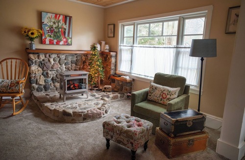 Naples House | Charming 4-bed Farmhouse. Minutes to Bristol Mountain, Finger Lakes, Wineries.