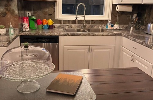 North Lima House | Charming 4-bedroom cottage with AC, Wi-Fi, and fire circle in quaint North Lima.