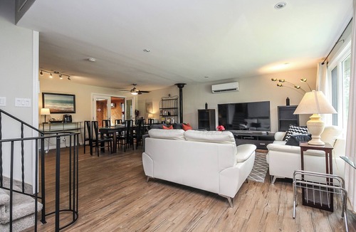 Wasaga Beach House | Charming 4-bedroom house with AC, WiFi in brilliant Wasaga Beach