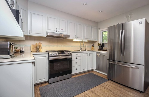 Wasaga Beach House | Charming 4-bedroom house with AC, WiFi in brilliant Wasaga Beach