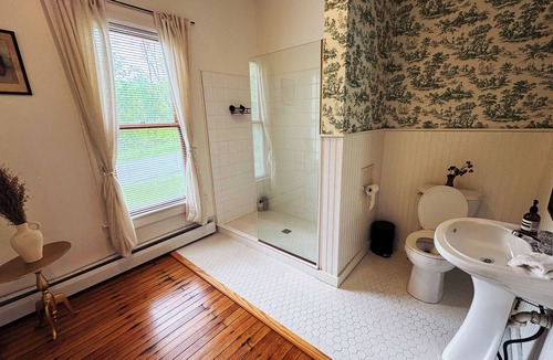 Franklin House | Charming 4-bedroom farmhouse in brilliant Franklin with AC