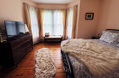 Franklin House | Charming 4-bedroom farmhouse in brilliant Franklin with AC