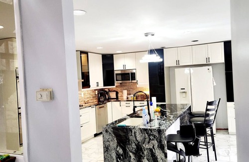 Bay Shore House | Charming 5-bedroom house with WiFi, AC in lovely Bay Shore