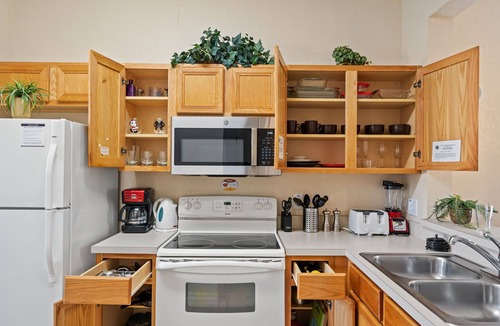 Wellington House | Charming and Comfy Townhouse at Regal Palms Resort, just 15 minutes from Disney