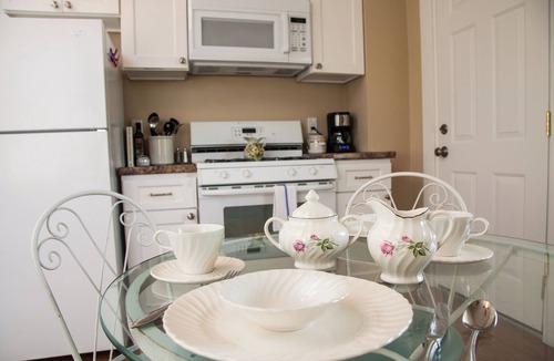 Forest Hills Apartment | Charming apt in lovely east Forest Hills suburb of Pgh w/AC, WiFi US OPEN