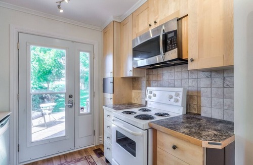 Humber Bay House | Charming Bungalow w/basement, parking and deck - 5 min from the lake!