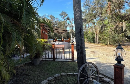 River Ranch RV Rental | Charming campsite in West Gate River Ranch with WiFi access