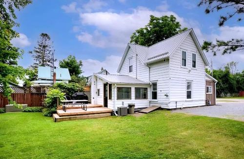 Wellington House | Charming Cottage in Wellington's Heart near Beach