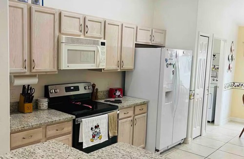 Cumbrian Lakes House | Charming Disney 4-bedroom home w/private pool, WiFi, AC in quiet neighborhood