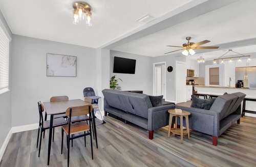 North Hyde Park House | Charming Family Gem: 5 Star Location ~ Deck ~ Parking!