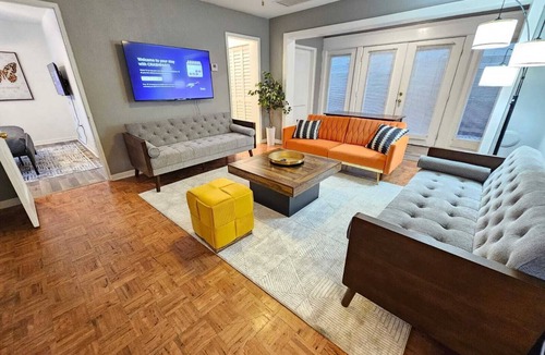 Colonialtown South House | Charming Foodie Lovers Duplex walk to Mills50 - sleeps 10