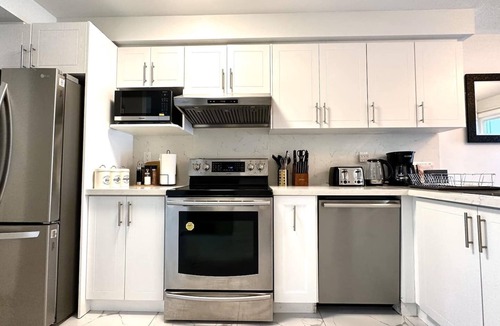 Bayview Glen House | Charming Home in Prime Location with 2 Parking