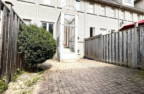 Bayview Glen House | Charming Home in Prime Location with 2 Parking