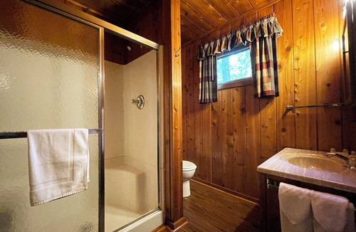 Reeders Cabin | Charming Lake View Cabin in the Poconos on Private Resort