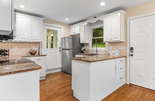 West Hills Cottage | Charming newly renovated 2-bedroom cottage with WiFi, AC,Parking spot Huntington