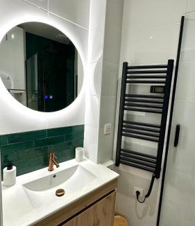 Combat Apartment | Charming Newly Renovated Apartment by Buttes-Chaumont Park