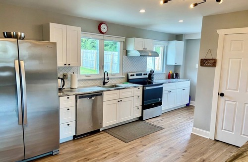 Broomall House | Charming one-level retreat near Philly with private yard, kid/pet friendly