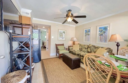 Avalon Condo | Charming poolside BEACHBLOCK condo
