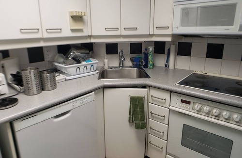 Church and Wellesley Condo | Charming Retreat Just Moments from Dundas Square & the Eaton Centre