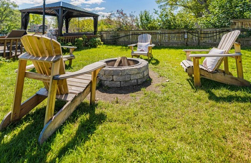 Wasaga Beach House | Charming riverside cottage, walk to beach