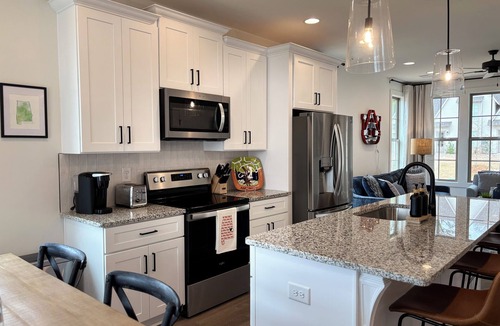 Auburn House | Charming & Spacious Townhome on North College Street in Auburn