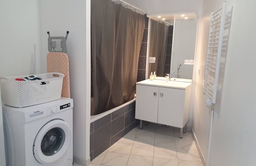 Villejuif Apartment | Charming T3 with parking near Paris