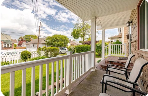 Hempstead Apartment | Charming Urban3-bedroom apartment in Hempstead with WiFi and AC