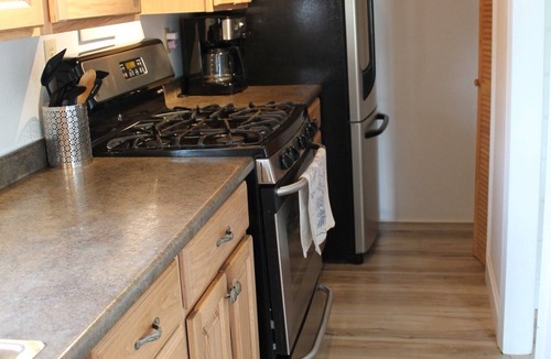 Dundee Cottage | Charming Waneta Lake Front Cottage! KAYAKS! FLX Wine Country