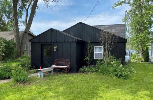 Dundee Cottage | Charming Waneta Lake Front Cottage! KAYAKS! FLX Wine Country