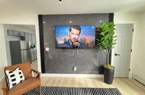 Amityville Apartment | Charming/WI-FI/Free parking/Family-Pet friendly/NY