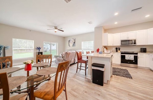 Lakeland House | Charming XL 4-bedroom and 3 bathroom townhome in North Lakeland