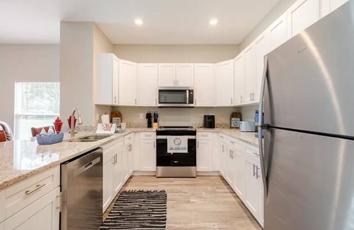 Lakeland House | Charming XL 4-bedroom and 3 bathroom townhome in North Lakeland