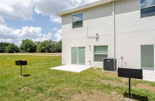 Lakeland House | Charming XL 4-bedroom and 3 bathroom townhome in North Lakeland