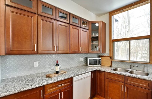 The Blue Mountains Ski Chalet | Cheerful 12-Bedroom Gem in Blue Mountain