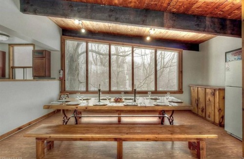 The Blue Mountains Ski Chalet | Cheerful 12-Bedroom Gem in Blue Mountain