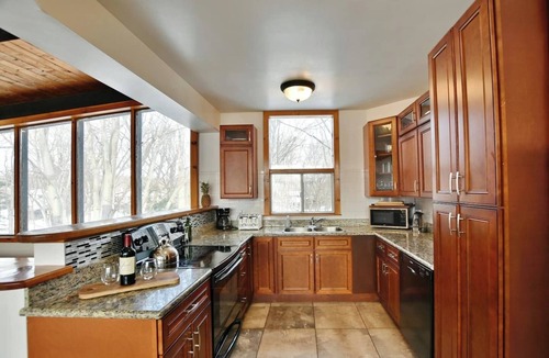 The Blue Mountains Ski Chalet | Cheerful 12-Bedroom Gem in Blue Mountain