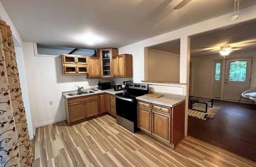 Quinte West House | Cheerful 2-bedroom Waterfront Cottage