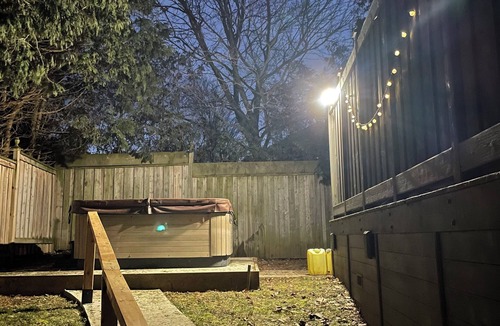 Alton House | Cheerful 3 bedroom home with outdoor pool & hottub