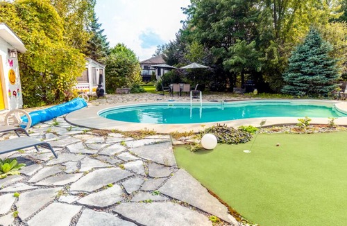 Wasaga Beach House | Cheerful 4-bedroom Cottage with Outdoor Pool , short drive to Wasaga Beach