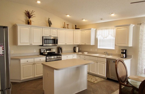 Sabal Chase Villa | Cheerful, Courtyard Villa Close to Lake Sumter Landing, Walk to Pool, Yamaha GC