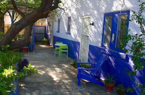 South Park Apartment | Cheerful Garden Hideaway in an Historic Downtown Neighborhood