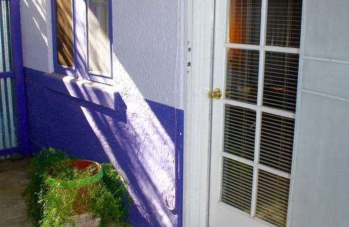 South Park Apartment | Cheerful Garden Hideaway in an Historic Downtown Neighborhood