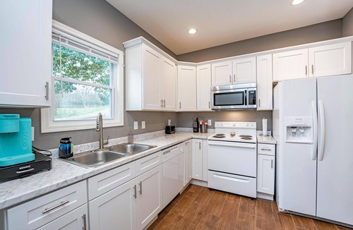 Laurens House | Cheerful Pet-Friendly Bungalow 1 Block from Downtown Laurens