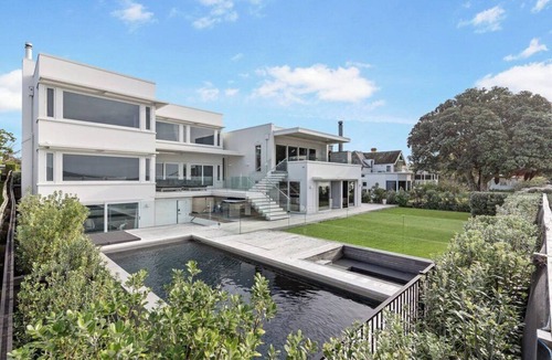 Devonport House | Cheltenham Beachfront Paradise by Bespoke Stays