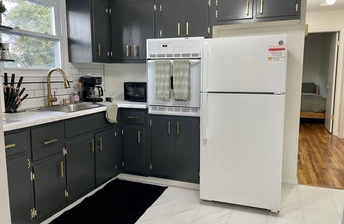 Garden City South Apartment | Chic 2-Bed Apt Free Wi-Fi/King Bed/Parking & Mid-Century Charm