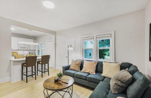 Durham Region Apartment | Chic 2 BR Urban Retreat Near Beach Free Parking