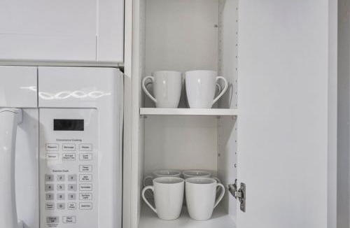 Durham Region Apartment | Chic 2 BR Urban Retreat Near Beach Free Parking